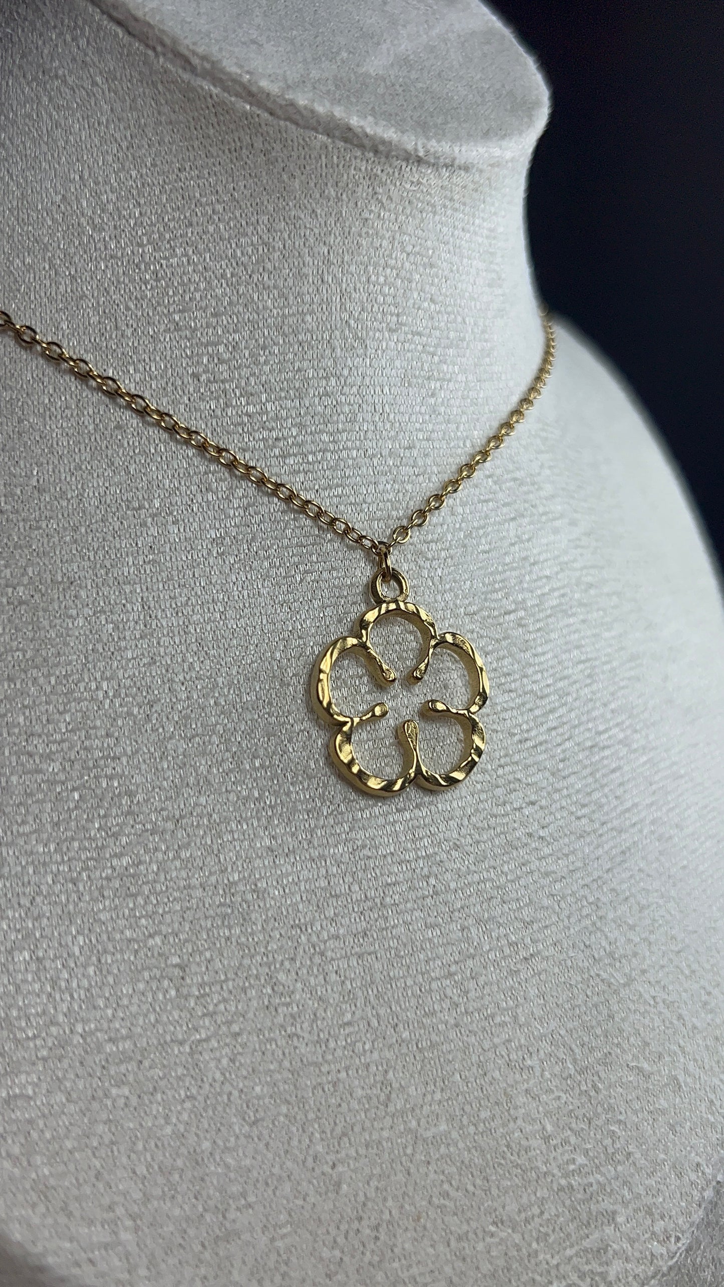 Collier Liora - Collier fleur martelée en acier inoxydable femme